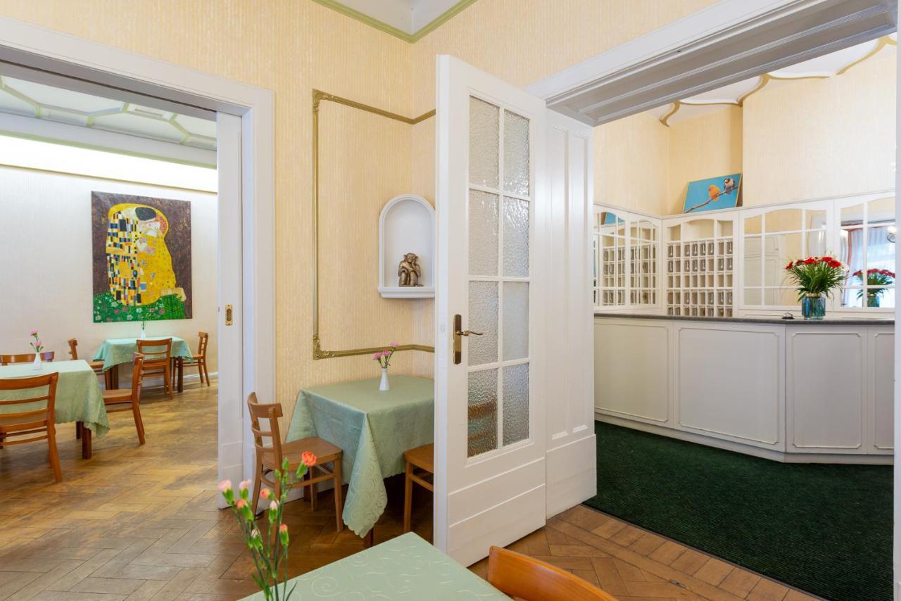 W22 Am Kurfuerstendamm Berlin